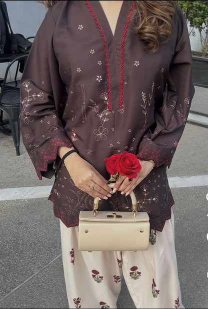 Close-up of scalloped embroidered hem and V-neck placket detail on the Avani cotton modal kurta in chocolate