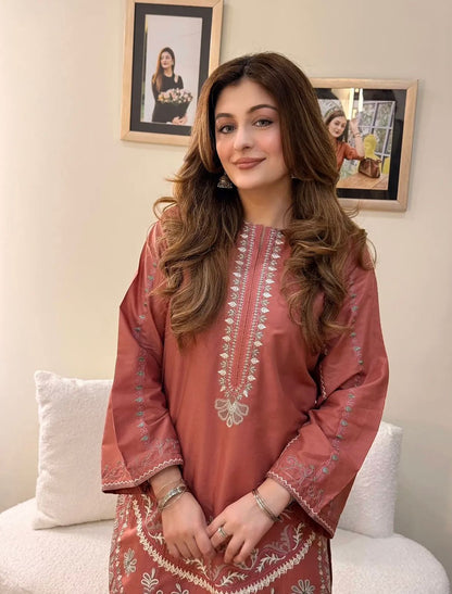Close-up of embroidered front panel and scalloped hem on the Gulrang cotton modal kurta in dusty rose